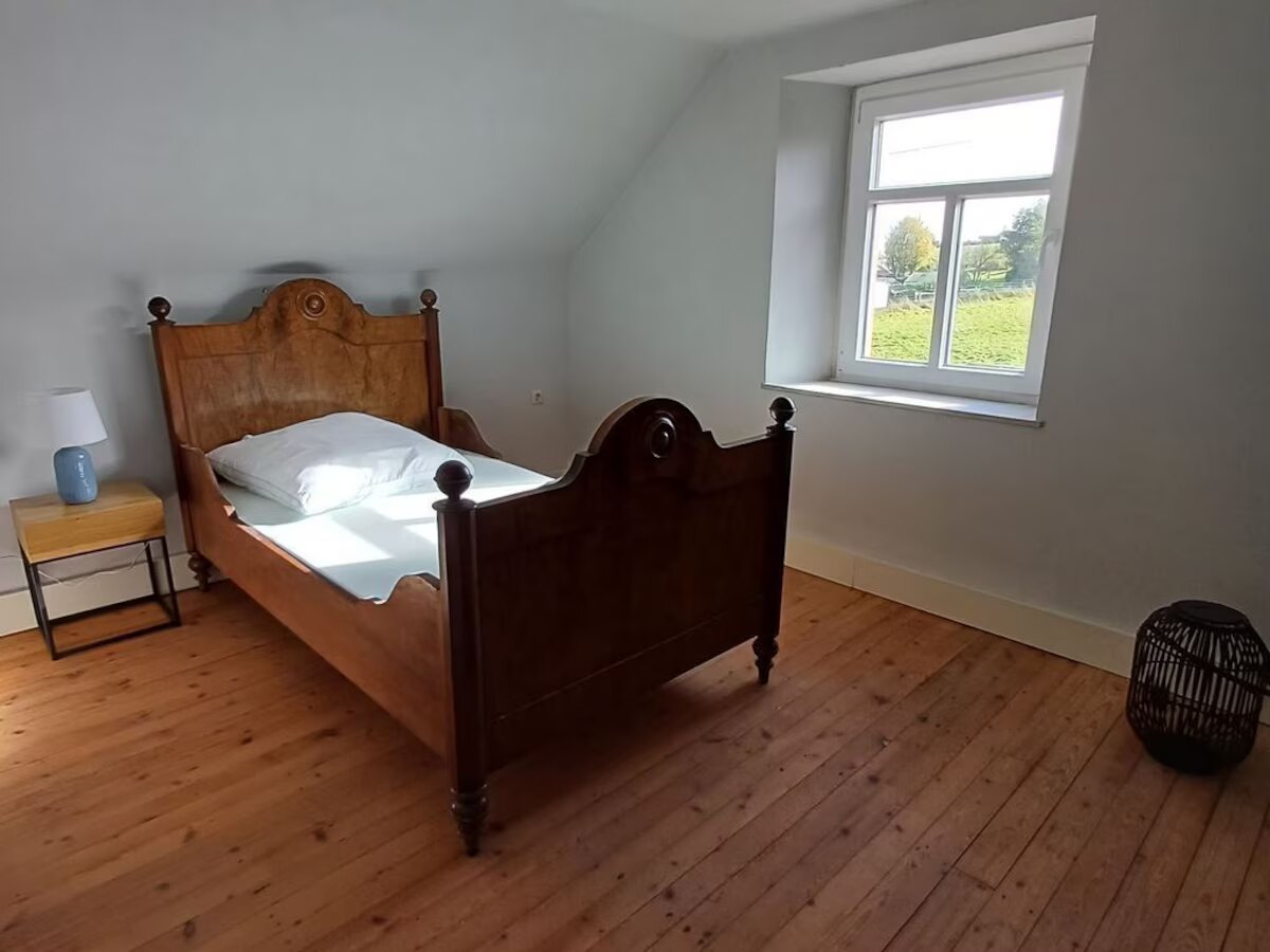 Schlafzimmer mit rustikalem Einzelbett