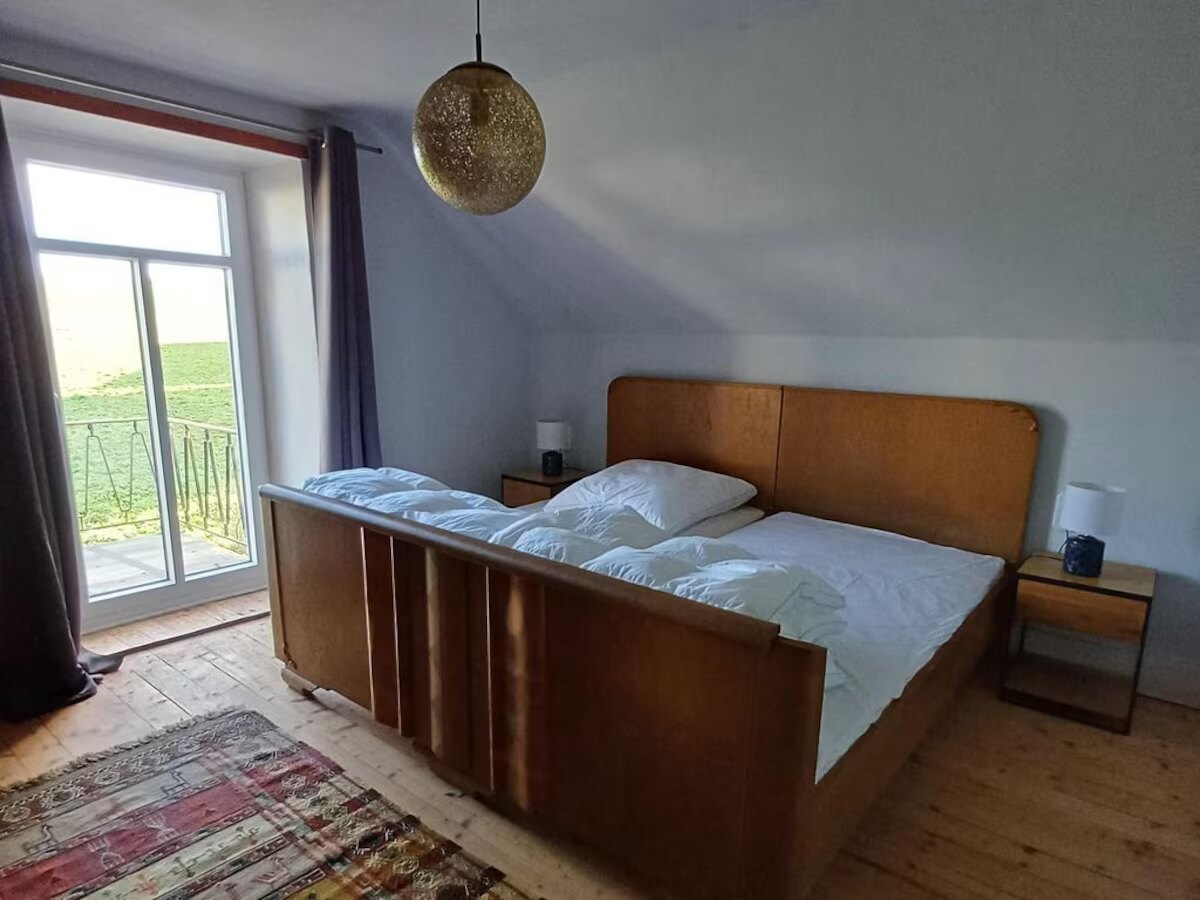 Schlafzimmer mit Doppelbett und Balkontür