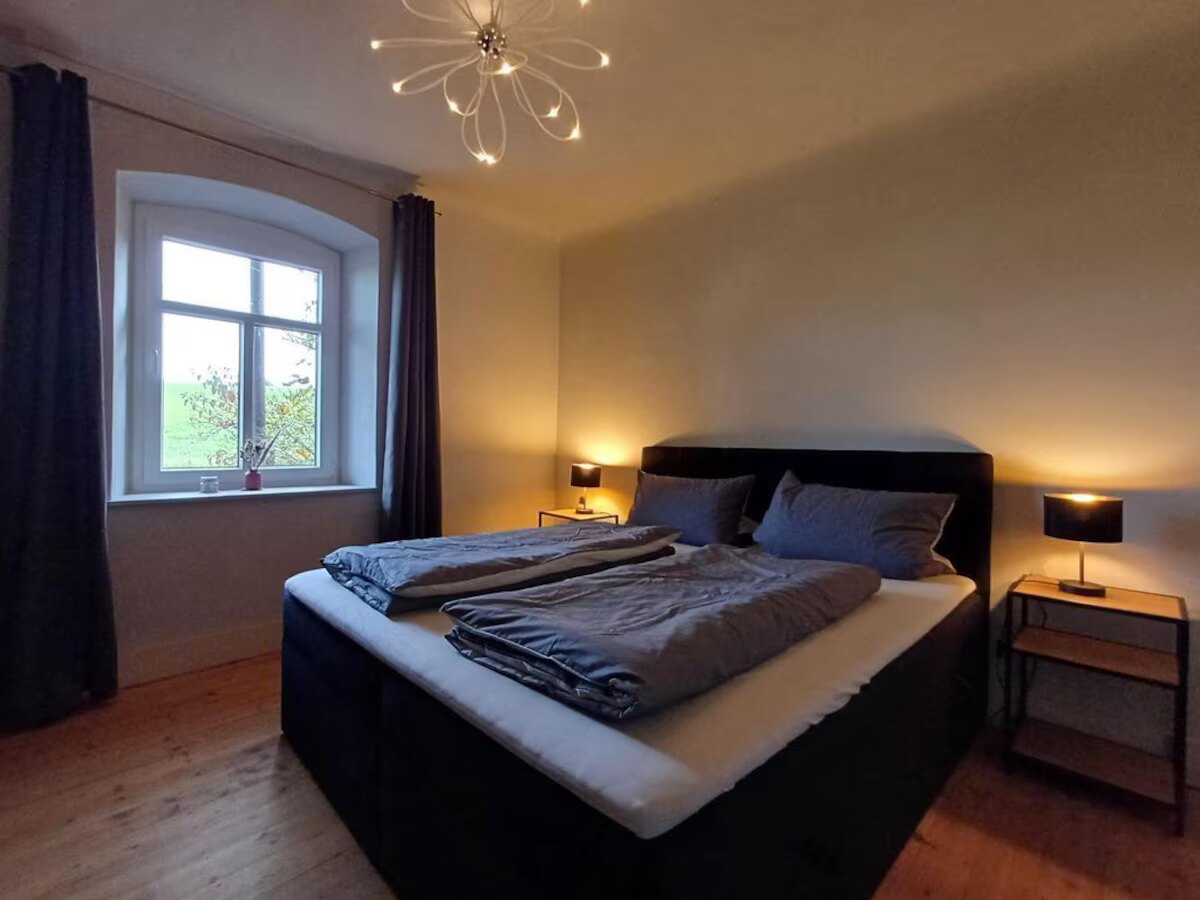 Schlafzimmer mit Doppelbett