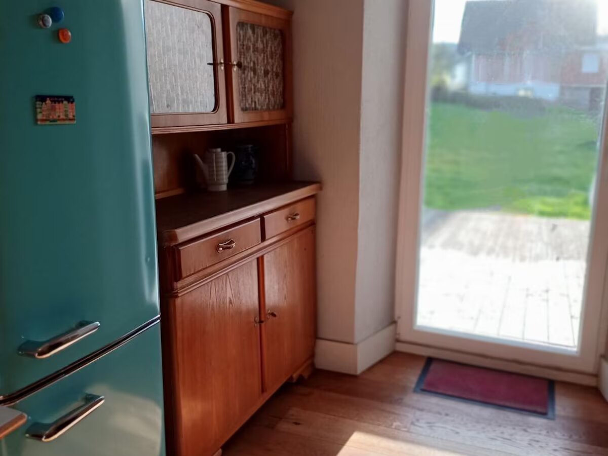 Küche mit Retro-Kühlschrank